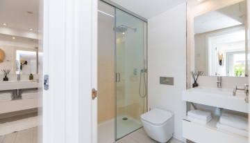 Resa Estates apartment for sale in Ibiza marina botafoch modern bathroom 1.jpg